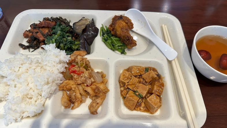 “公司食堂免费又好吃”成了现在打工人的顶级炫耀